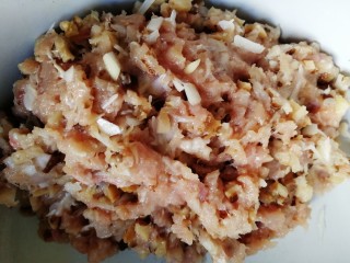 10、鸡汤馄饨,盛到大碗里。