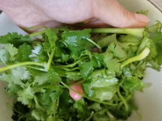 11、鸡汤馄饨,一把香菜洗净，切碎。