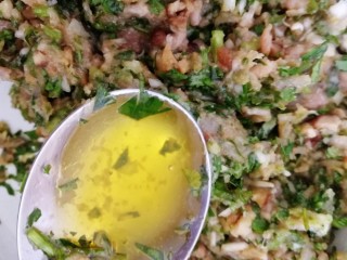 15、鸡汤馄饨,加一勺橄榄油。馅料向一个方向搅打上劲。