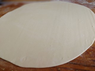 16、鸡汤馄饨,面团擀成大的面片。