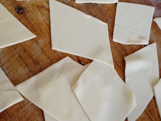 17、鸡汤馄饨,切成小的馄饨皮。