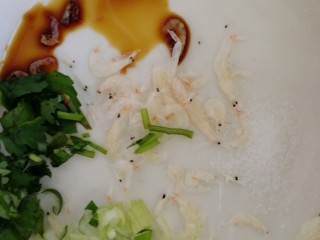 20、鸡汤馄饨,大碗里面调一下味：少许虾皮，适量盐，半小勺生抽，少许葱花和香菜末。
