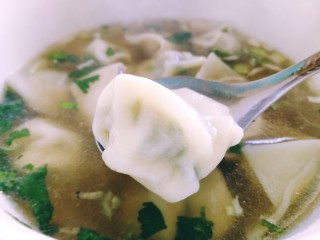 21、鸡汤馄饨,盛上两大勺之前煮好的鸡汤，再捞十个馄饨，一碗汤鲜肉美的鸡汤馄饨就好了。