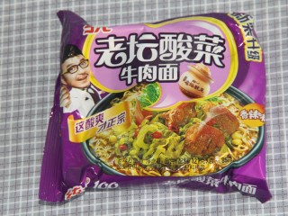 1、煎蛋炒方便面,准备一袋方便面,任何牌子都可以