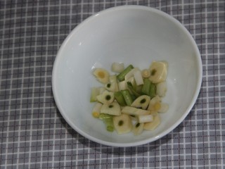 5、煎蛋炒方便面,切点葱和蒜