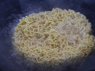 7、煎蛋炒方便面,把方便面放进去煮