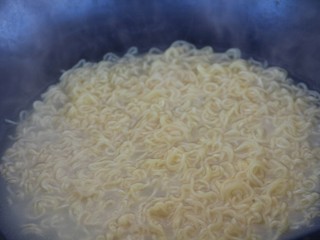 9、煎蛋炒方便面,面就煮好了