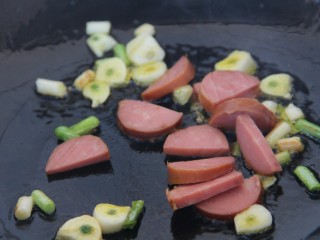 11、煎蛋炒方便面,再放香肠炒