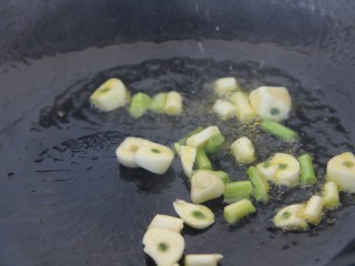 10、煎蛋炒方便面,锅里放点油,把葱和蒜爆香