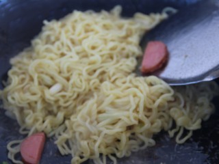 12、煎蛋炒方便面,放方便面炒