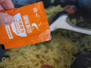 13、煎蛋炒方便面,最后放调味粉包,只需要放三分之一即可