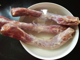 1、五香鸭脖,鸭脖泡水解冻，洗一下