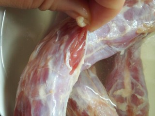 2、五香鸭脖,像这样把鸭脖的油脂扯下来