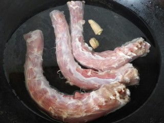 3、五香鸭脖,锅内放水和生姜、鸭脖进去焯水