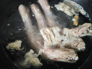 4、五香鸭脖,把鸭脖煮致沸腾出血沫