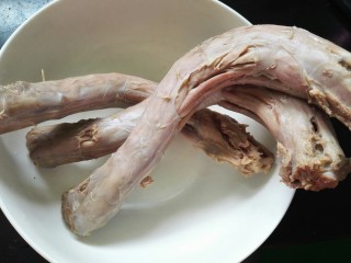 5、五香鸭脖,把锅内水倒了，鸭脖拿出来清洗干净