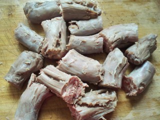 6、五香鸭脖,把鸭脖剁成2.5cm的小段