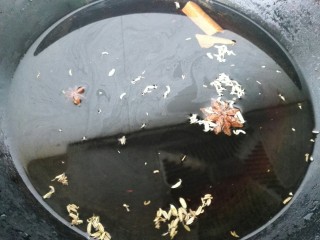 7、五香鸭脖,锅内加水、八角、小茴香、桂皮、老抽、生抽