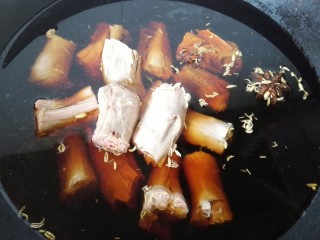 8、五香鸭脖,放入鸭脖进去卤