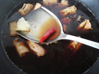 9、五香鸭脖,煮一会以后放入冰糖和辣椒一个进行调味