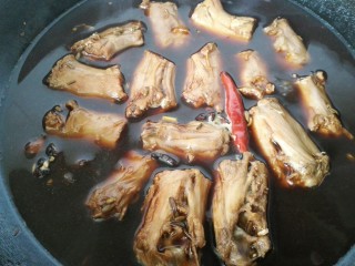 10、五香鸭脖,这是煮一会之后