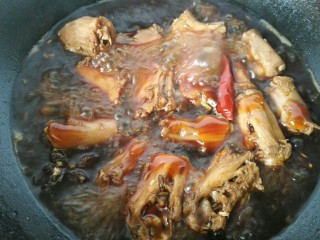 11、五香鸭脖,再加适量蚝油进行调味，因为有生抽，老抽，蚝油就不需要加盐了，再煮汤汁干点即可出锅