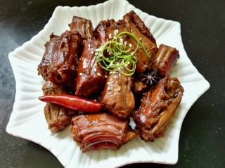 12、五香鸭脖,盛出装盘，撒上芝麻和葱丝卷
