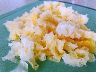 1、银耳红枣羹,洗净切小朵。