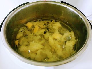 2、银耳红枣羹,放入臻米脱糖养生煲内，加入水到内胆上刻度2的位置。