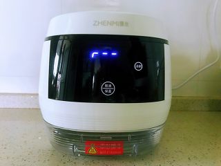 3、银耳红枣羹,接通电源盖上养生宝的盖子，选择汤粥按钮键，5秒钟之后就开始蒸煮，显示器会进行旋转式的烹饪。