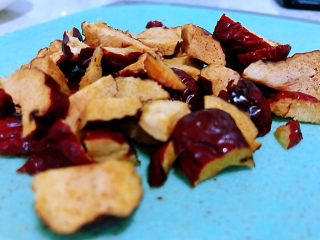 4、银耳红枣羹,利用这个时间，红枣清洗干净去核切成小块，枸杞清洗干净。