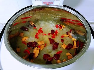 5、银耳红枣羹,当养生煲上面的时间显示为10分钟的时候，打开盖子放入红枣和枸杞，拿配的专用勺子搅一搅，盖上盖子继续熬煮。
