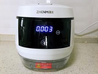 6、银耳红枣羹,锅上面有时间显示的，还有多长时间烹饪才能完成自己心里会有底的。