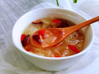 7、银耳红枣羹,烹饪完成之后会发出滴滴滴的鸣叫声，解锁自动跳回保温，而且保温的时间为6小时。盛碗。