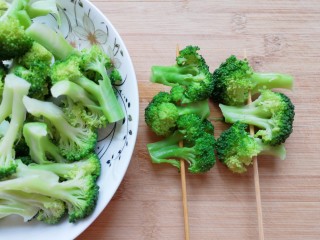 2、关东煮,西蓝花清洗干净焯熟，穿成串。 