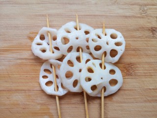 4、关东煮,莲藕洗干净焯水至熟，穿成串。 