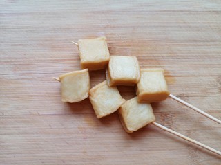 5、关东煮,鱼豆腐煮熟，穿成串。 