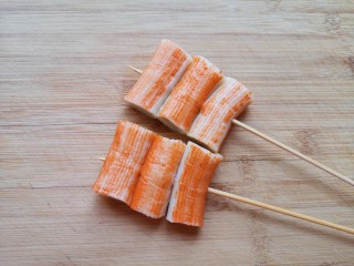 7、关东煮,仿蟹柳煮熟，穿成串。 