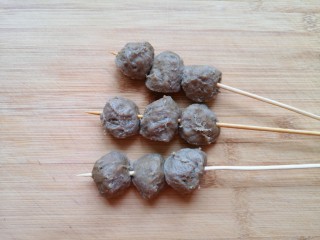 8、关东煮,牛肉丸子煮熟，穿成串。 