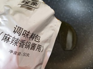 11、关东煮,锅里倒入少许食用油，加入麻辣香锅酱料。 