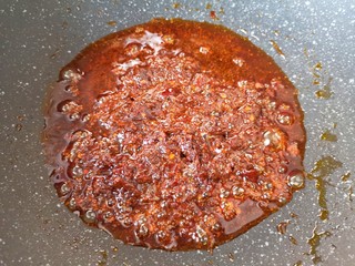 12、关东煮,小火炒出香味。 