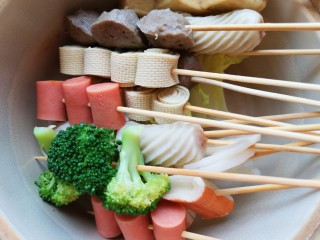 14、关东煮,将准备好的串串放入深一点的容器里面。 