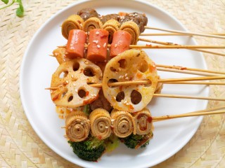 16、关东煮,让串串在汤汁里浸泡一下就可以开吃啦！ 