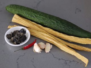 1、黄瓜拌腐竹,材料准备好