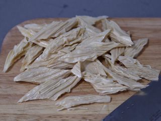 3、黄瓜拌腐竹,切成小段
