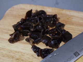 5、黄瓜拌腐竹,切成小块