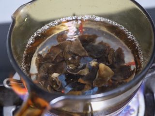 6、黄瓜拌腐竹,将木耳焯水1分钟