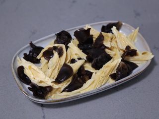 8、黄瓜拌腐竹,捞出放凉待用