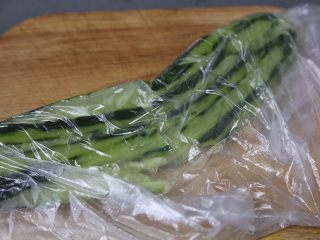 9、黄瓜拌腐竹,黄瓜用保鲜袋包装拍碎,这样不会喷溅的到处都是