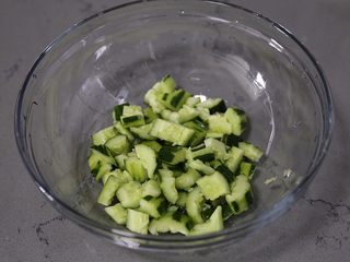 11、黄瓜拌腐竹,将拍好的黄瓜放入大碗中